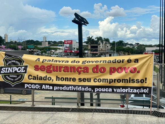 Policiais civis protestam na Alego por reestruturação de carreira e acusam Caiado de traição