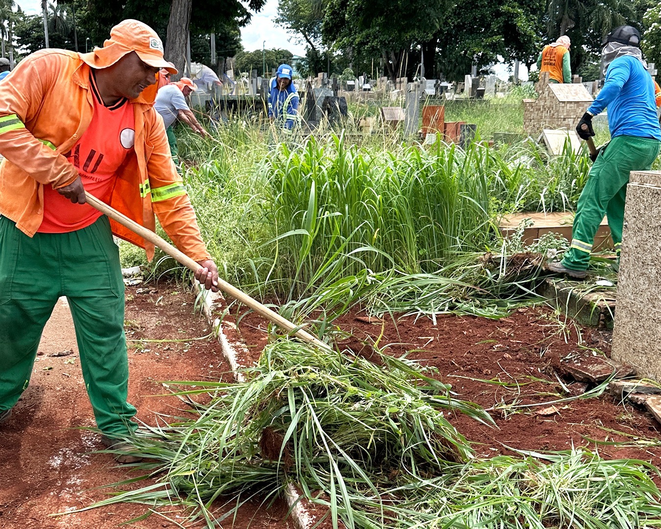 Prefeitura de Goiânia inicia limpeza no Cemitério Parque e estende serviço para outras unidades municipais