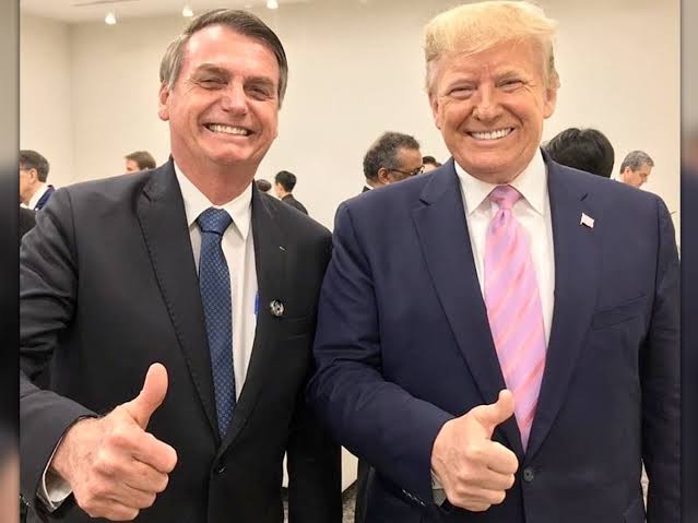 Bolsonaro defende tarifas impostas por Trump nos EUA: “Está taxando os outros, não o próprio povo”