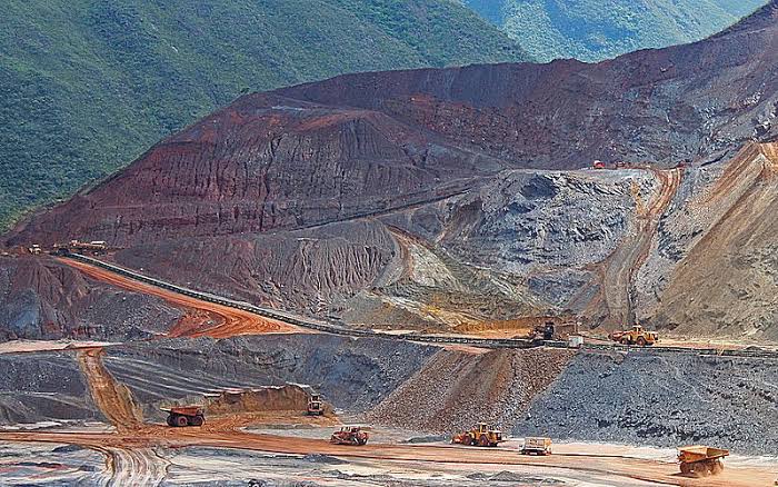 EUA e Ucrânia firmam acordo sobre minerais estratégicos em meio a tensões por garantias de segurança
