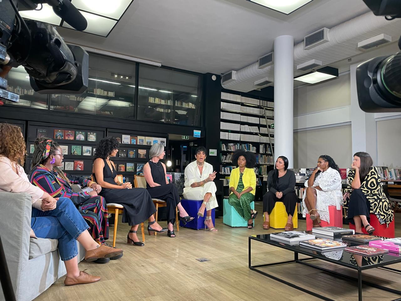 Aava Santiago participa de especial de Dia das Mães na GloboNews