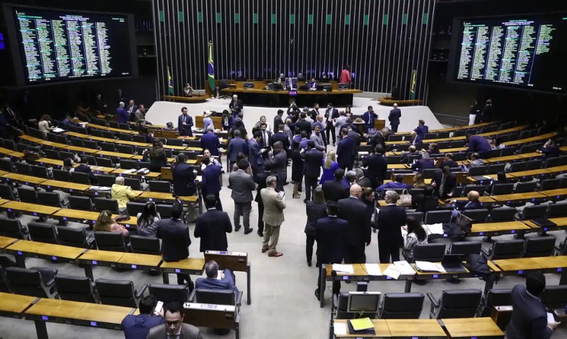 Câmara aprova aumento de deputados federais de 513 para 531 a partir de 2027