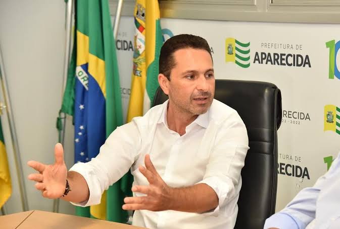 Vilela propõe reajuste de 6,27% para todos os professores de Aparecida, mas vereador do PL pede vista e evita votação do projeto de lei