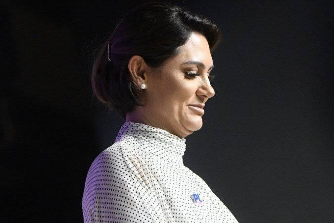 Bolsonaro tende a lançar Michelle à presidência em 2026 e se distancia de Tarcísio, diz O Globo