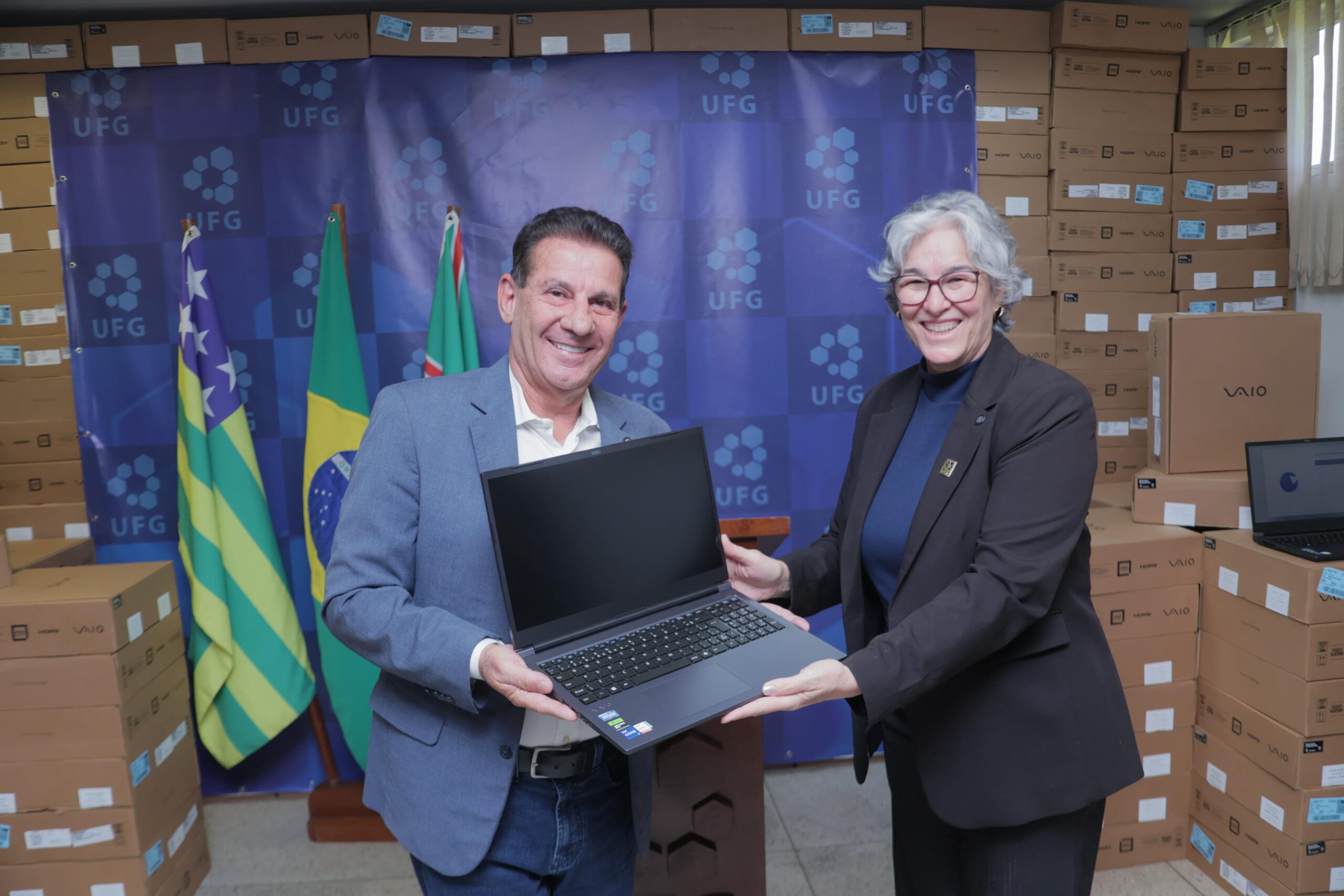 Vanderlan reafirma seu apoio à UFG com entrega de centenas de notebooks