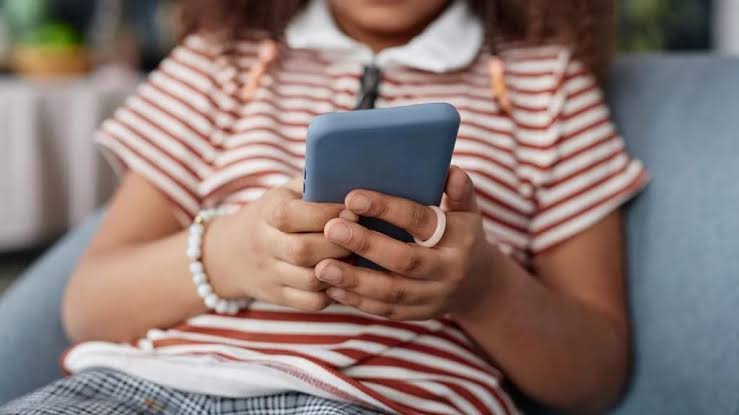 Idade mínima para acesso digital entra em debate