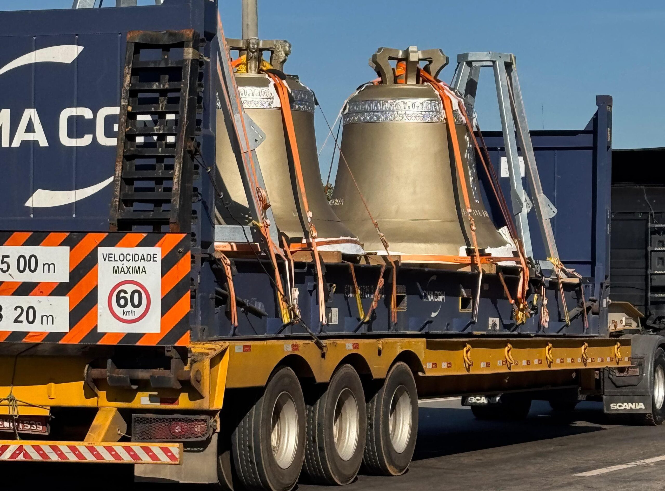 Sinos gigantes chegam a Trindade e antecipam chegada do maior sino do mundo