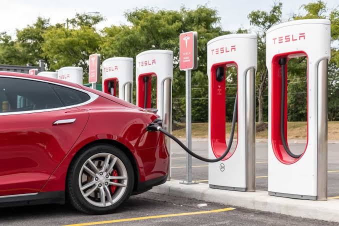 EUA estão ficando iguais ao Brasil no colapso da infraestrutura para veículos elétricos — e a IA pode piorar tudo
