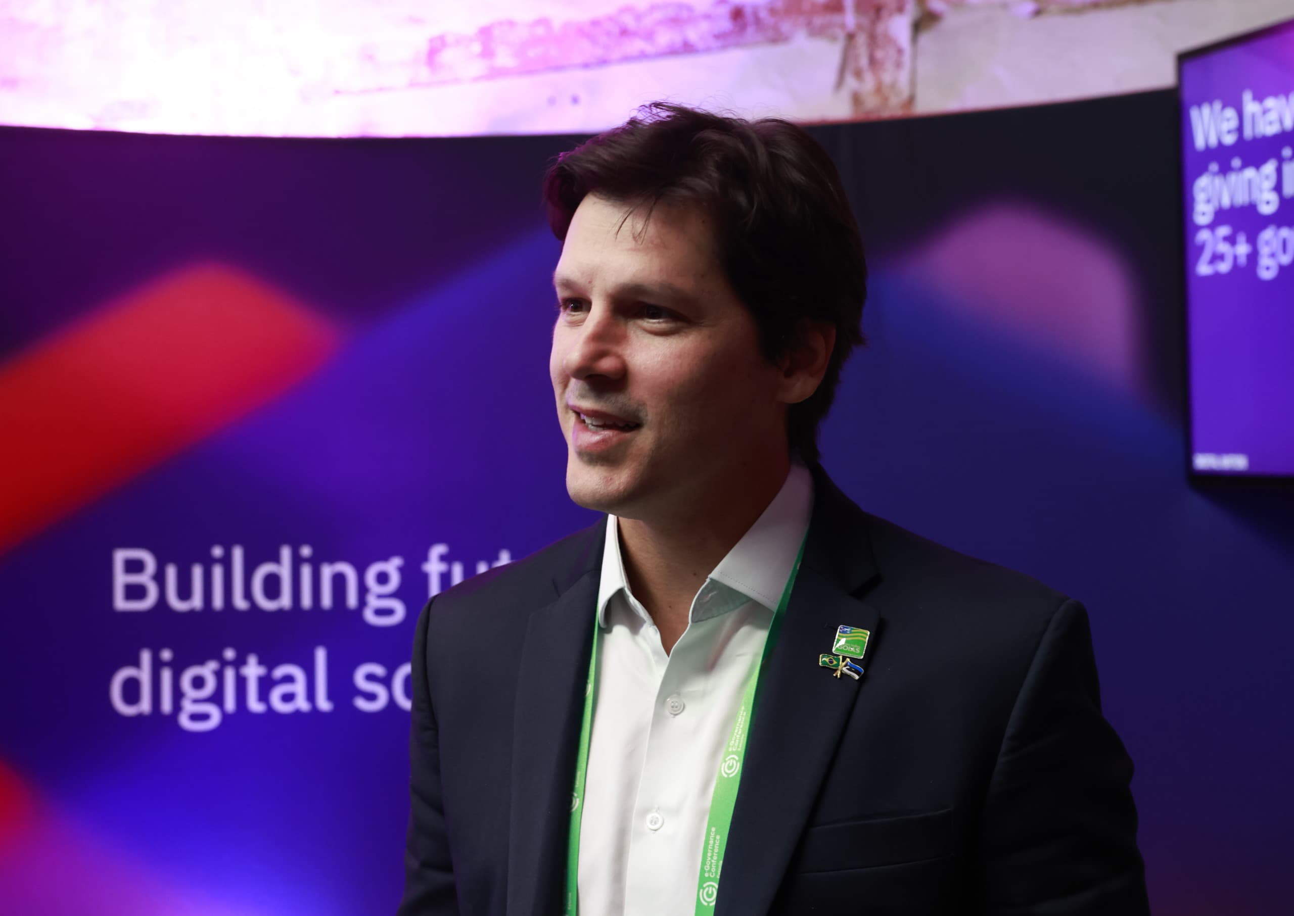 No primeiro dia de missão internacional, Daniel Vilela leva Goiás à principal vitrine de inovação em governo digital