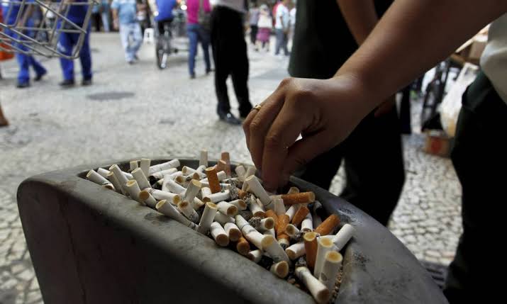França proíbe cigarro em praias, parques e perto de escolas a partir de julho