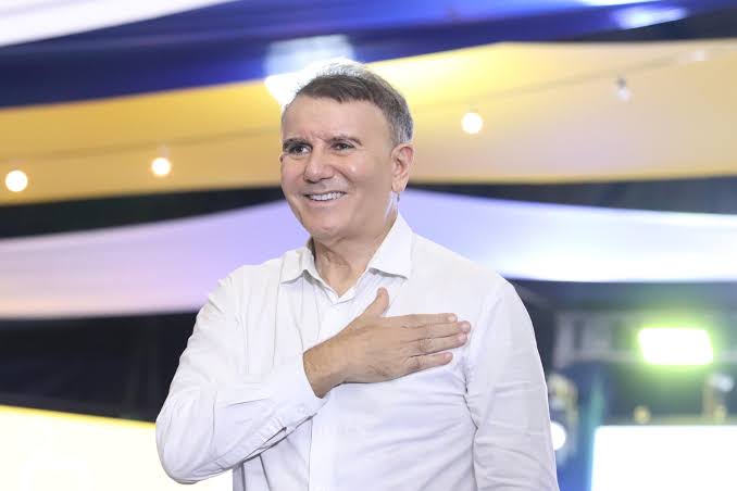 A Polícia Federal cumpriu mandado de busca contra o prefeito de Palmas, Eduardo Siqueira Campos (Podemos), em nova fase da operação que apura venda de sentenças judiciais. O passaporte dele foi apreendido. Detalhes no link da bio.