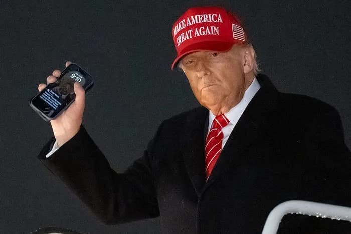 Trump usa foto de si mesmo como proteção de tela em celular, revela Reuters