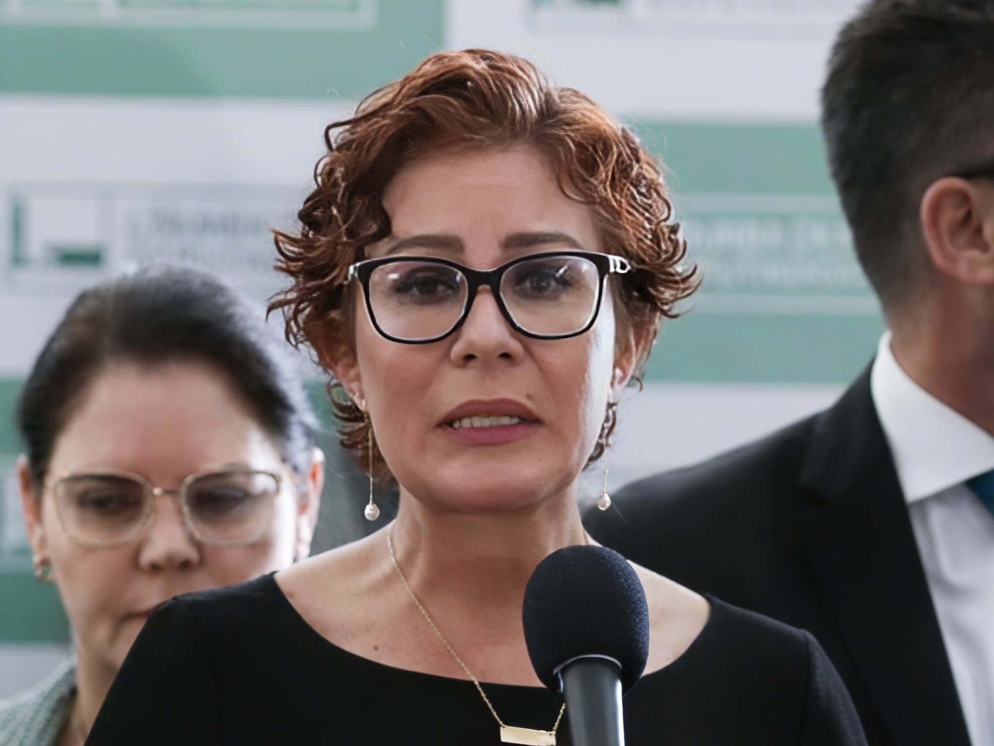 Condenada, Carla Zambelli deixa o Brasil e diz que vai denunciar “ditadura” na Europa
