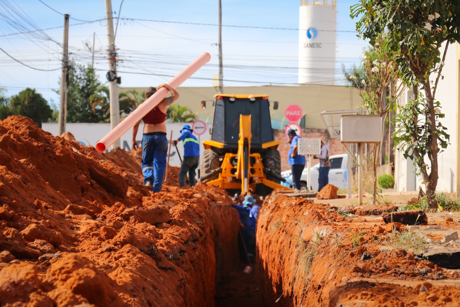 Sanesc inicia ligações de esgoto no Jardim Canedo 1 e beneficia mais de 700 famílias