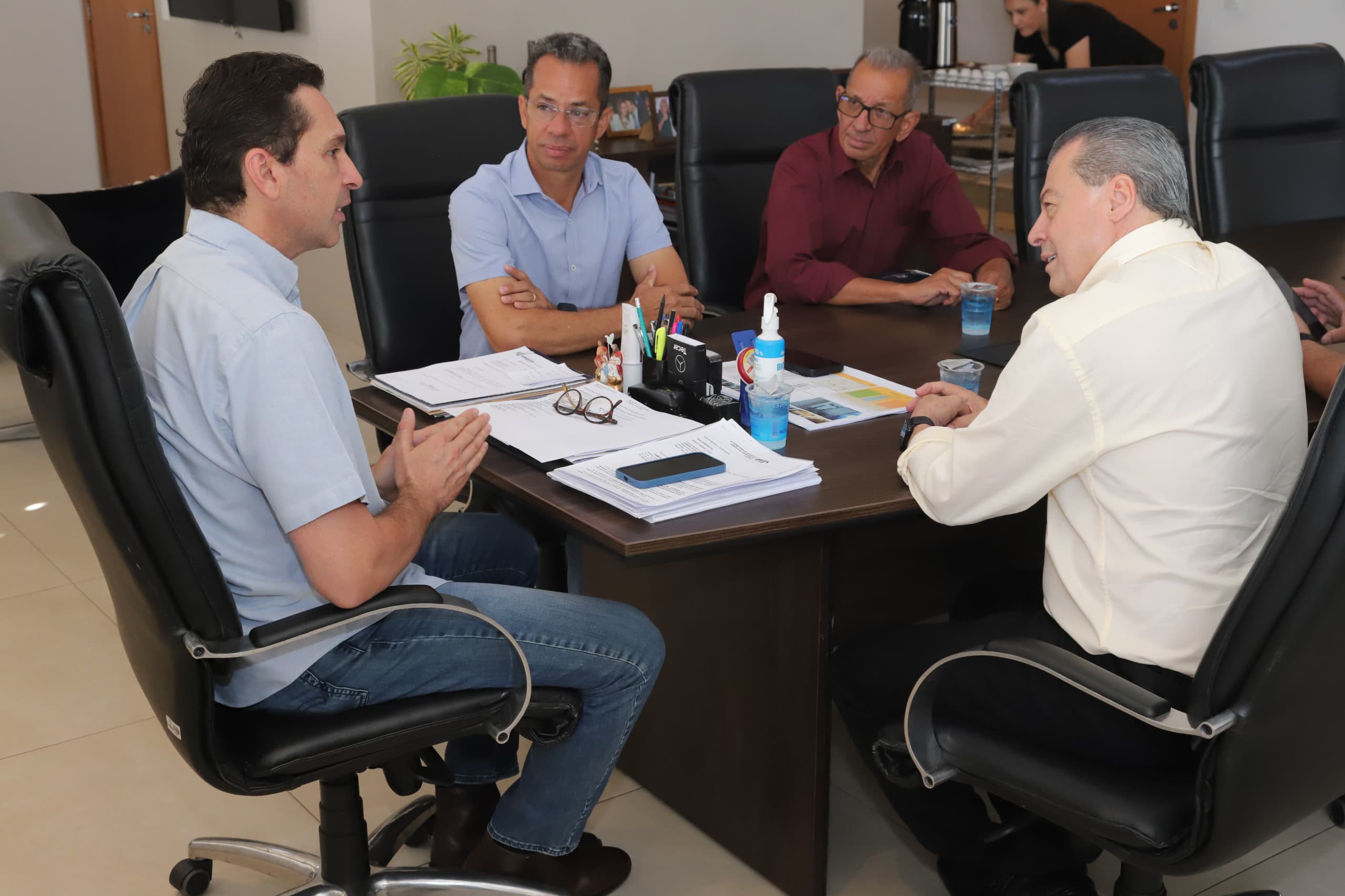 Prefeito Vilela recebe deputado federal Daniel Agrobom para discutir parcerias e recursos para Aparecida