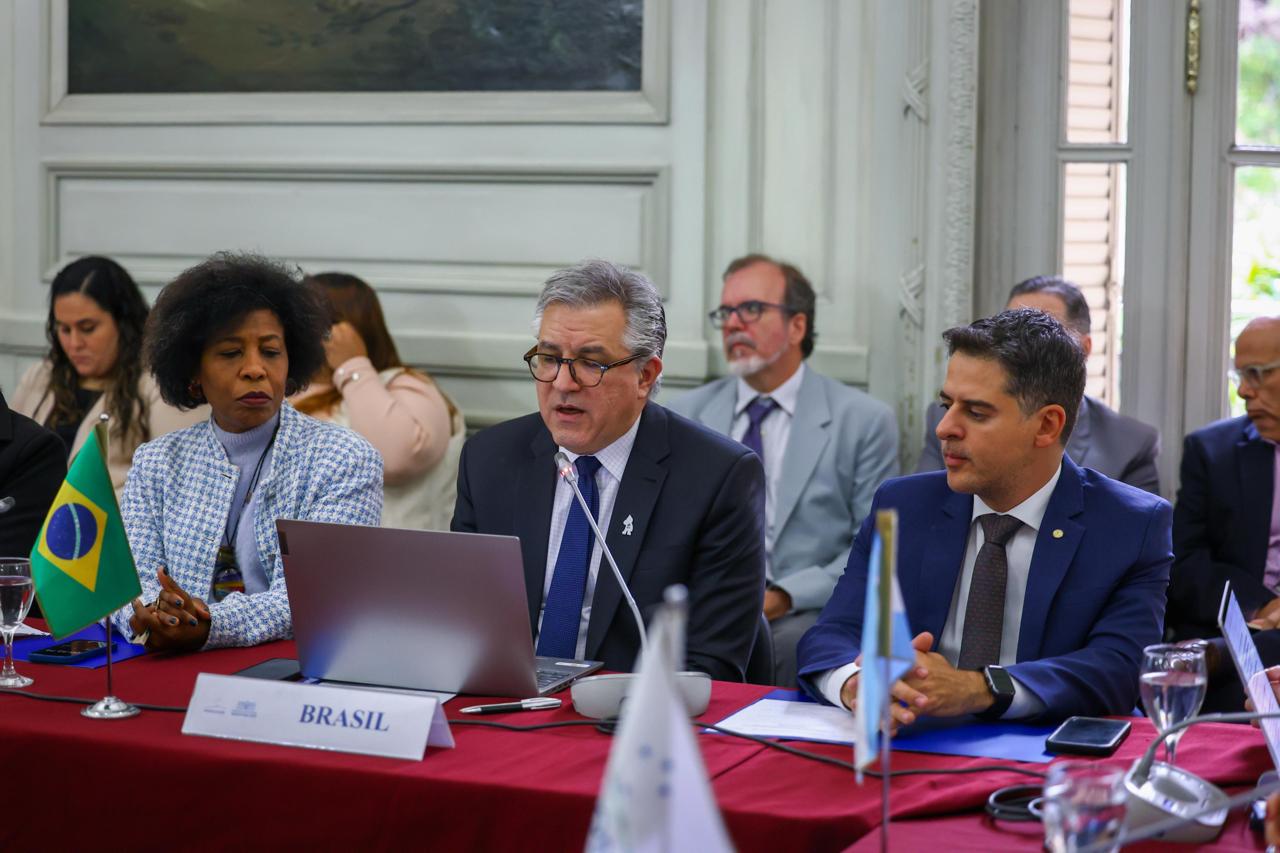 Ismael Alexandrino defende produção local de vacinas em reunião da saúde do Mercosul