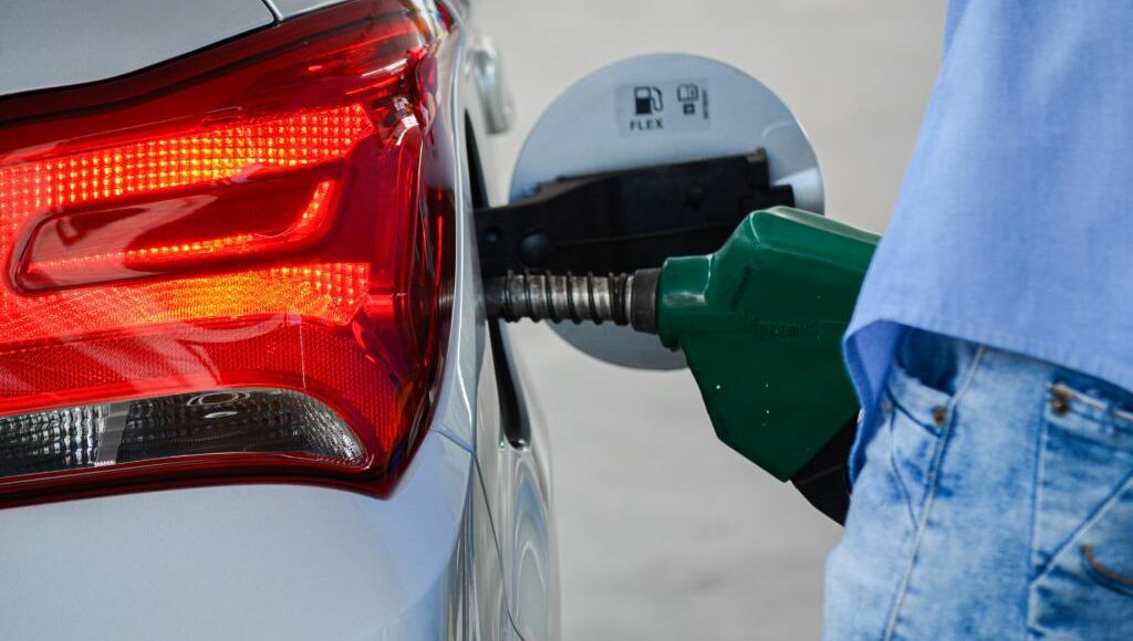 Governo antecipa aumento da mistura de etanol na gasolina para tentar conter alta nos preços