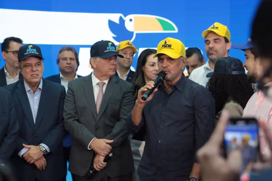 Marconi comemora fusão fantasma com Podemos, mas Renata Abreu não aparece nem na foto