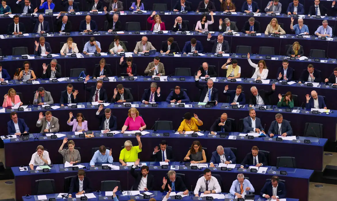 Autocracias ultrapassam democracias no mundo, aponta Relatório da Democracia 2025