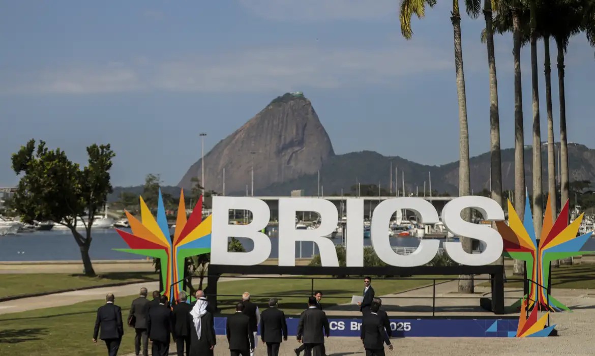 EUA ameaçam tarifar países alinhados ao BRICS, e China reage com crítica à “diplomacia coercitiva”