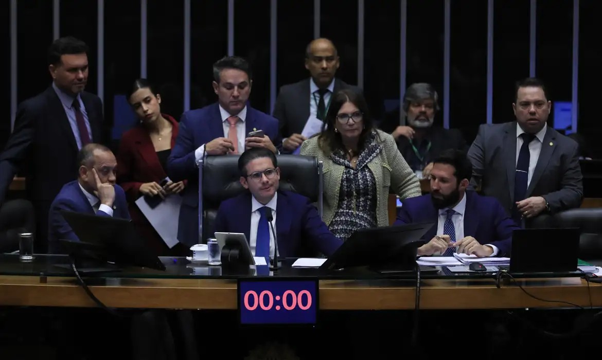 Câmara aprova novas regras de licenciamento ambiental com redução de prazos e criação de licenças especiais