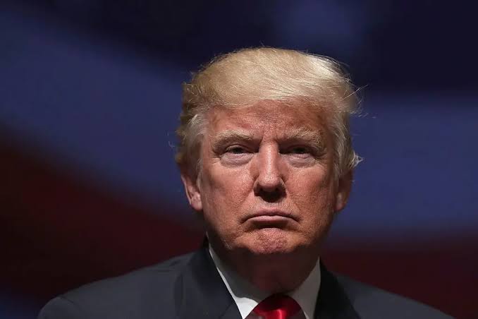 Trump assina tarifa contra o Brasil, mas isenta alimentos, minérios e setor de aviação