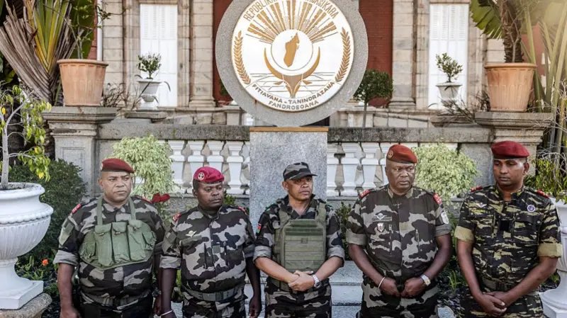 Golpe militar em Madagascar derruba presidente Rajoelina
