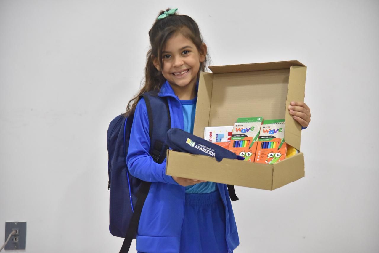 Prefeito Vilela entrega kits escolares a mais de 44 mil alunos