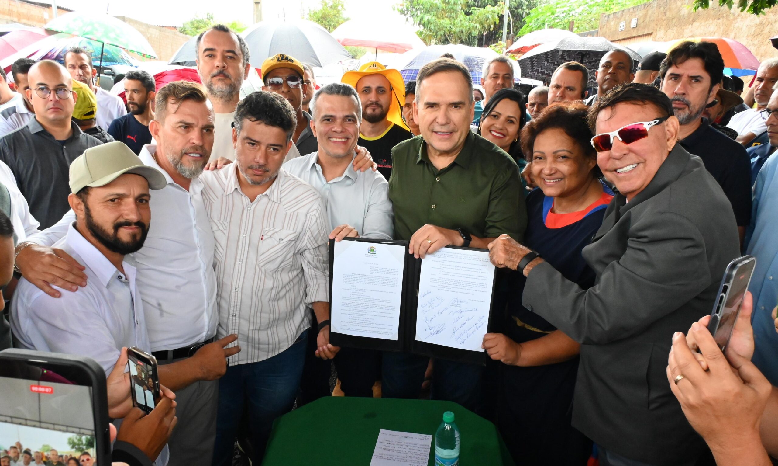 Mabel assina decreto de regularização fundiária do Residencial Tancredo Neves, na Região Noroeste