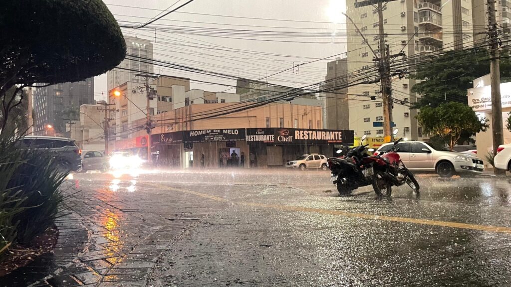Previsão de chuvas com ventos fortes colocam Goiás em alerta neste fim de semana