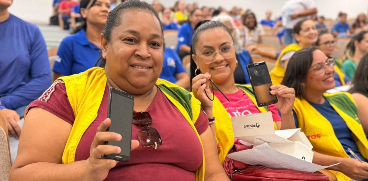 Agentes comunitários de saúde recebem celulares em Senador Canedo