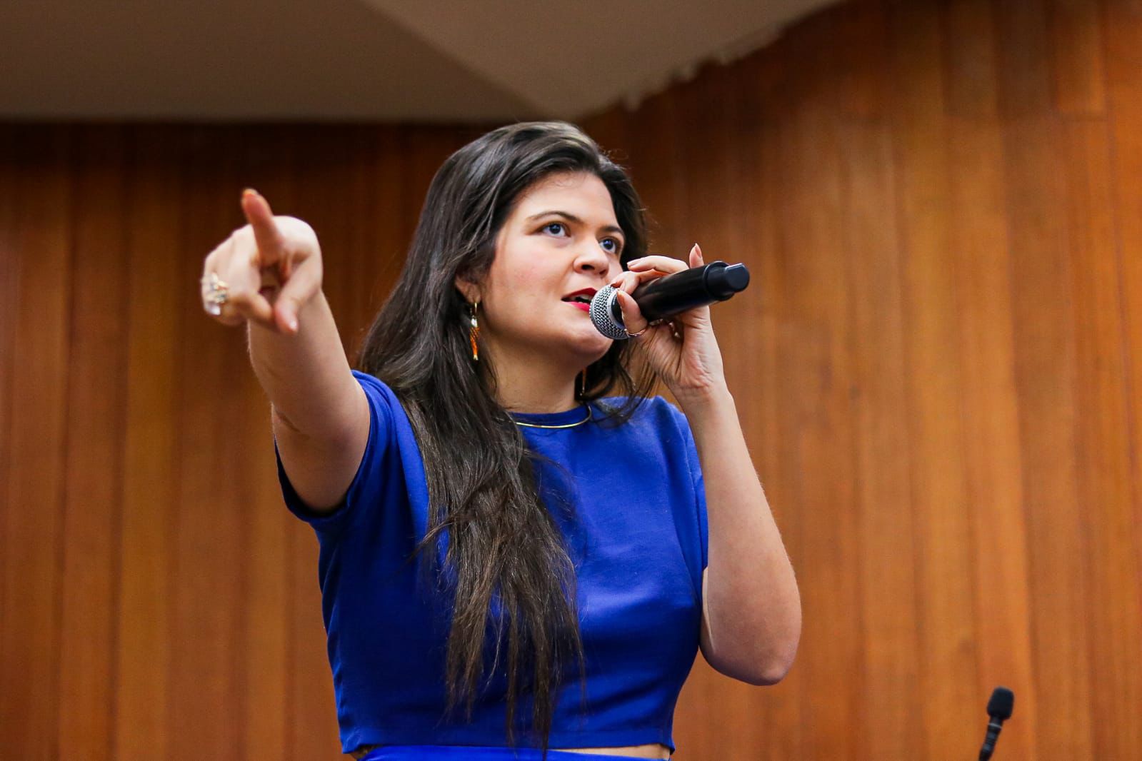 Aava Santiago promove audiência pública para debater possível privatização da Saneago