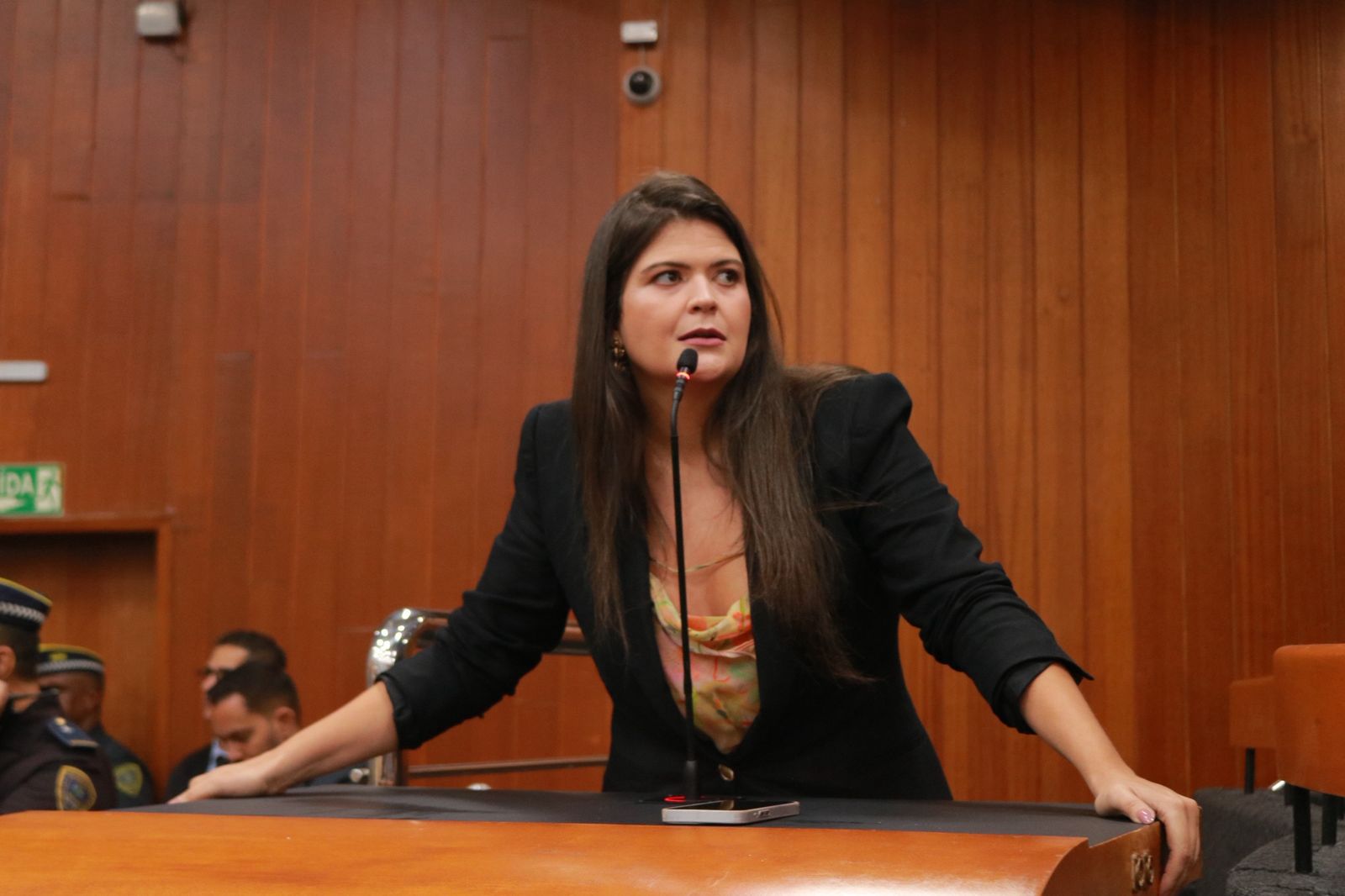 No mês da mulher, prefeito veta projeto de reconstrução dentária de Aava Santiago