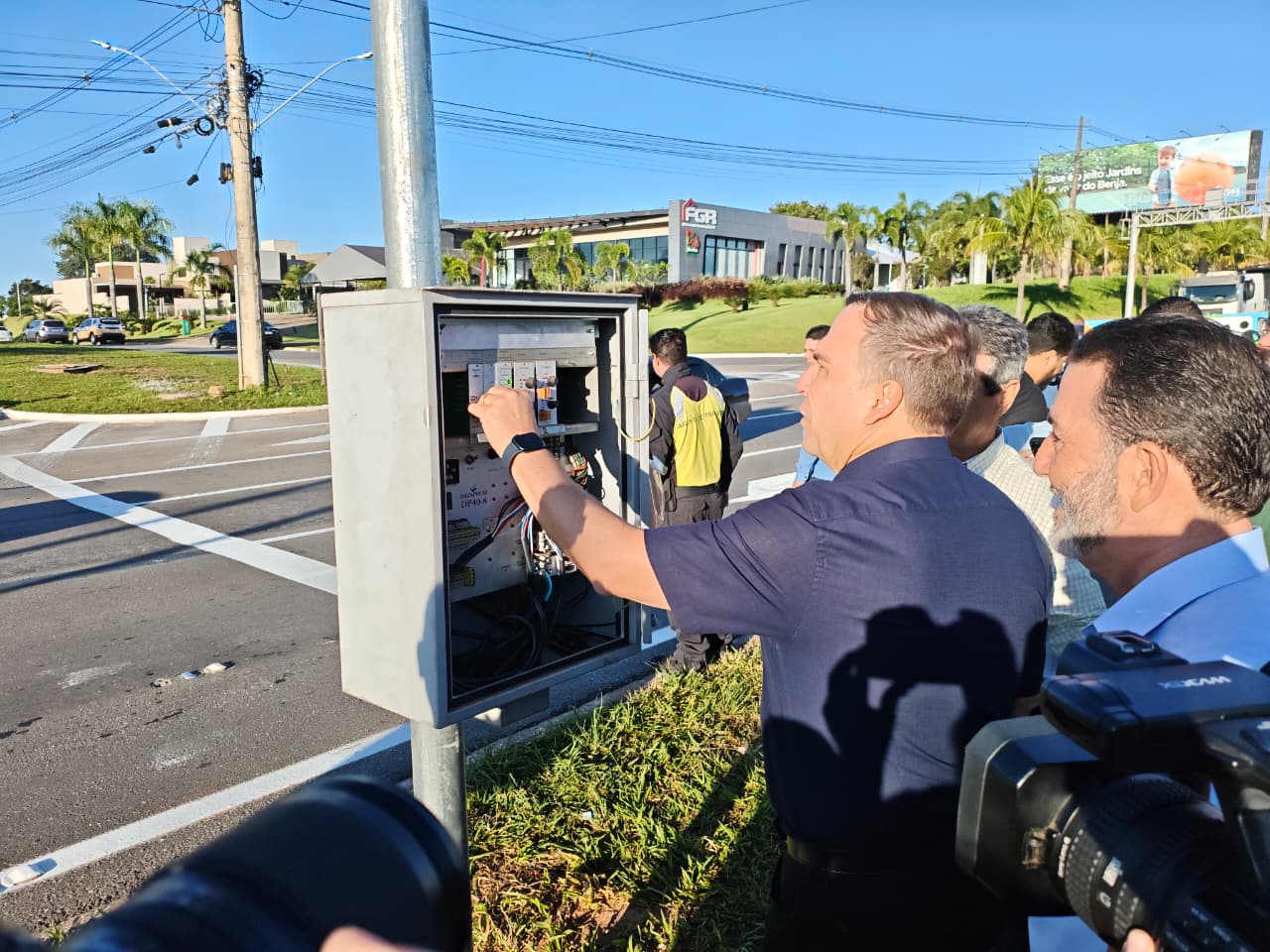 Semáforo é acionado em cruzamento da GO-020 para reforçar segurança até construção de viaduto, diz Mabel