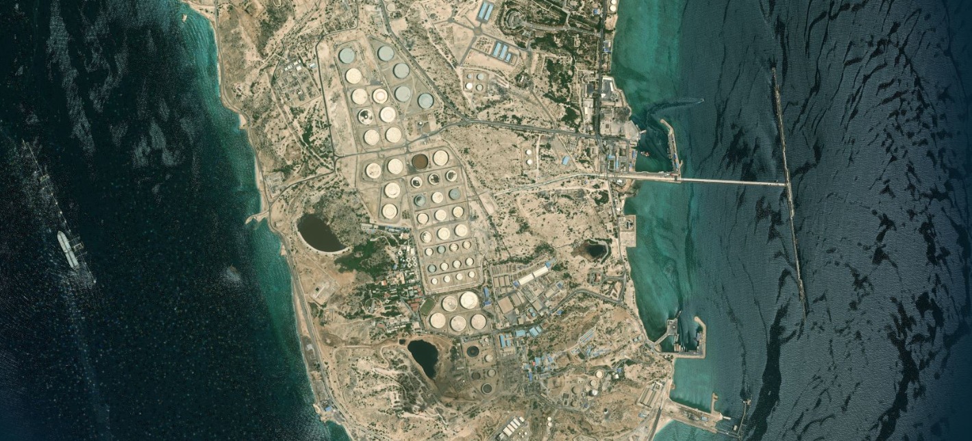Irã incendeia petroleiro gigante perto de Dubai após alertas de Trump