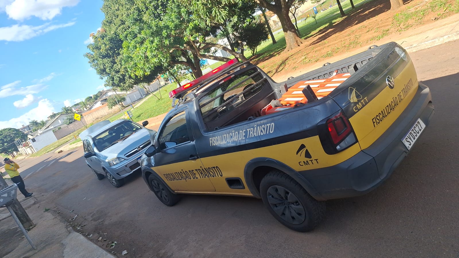 Agentes da CMTT recuperam carro furtado em Anápolis