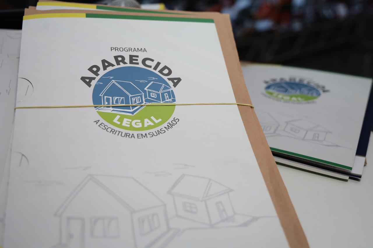 Prefeito Vilela entrega 93 escrituras definitivas a famílias de 12 bairros em Aparecida