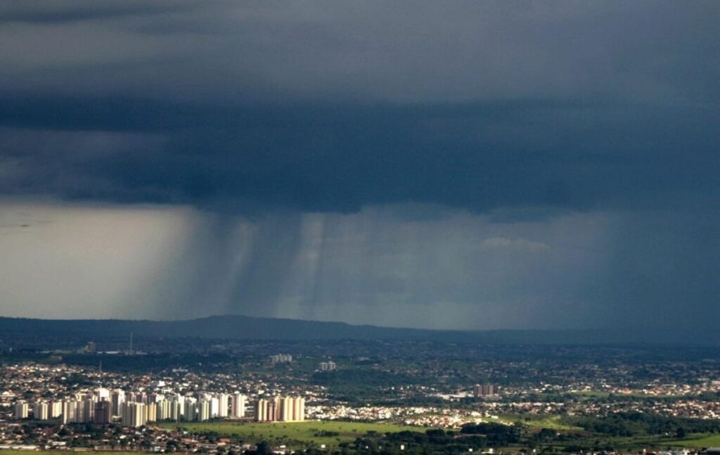 Goiás deve enfrentar sequência de temporais com raios e ventos fortes nos próximos dias