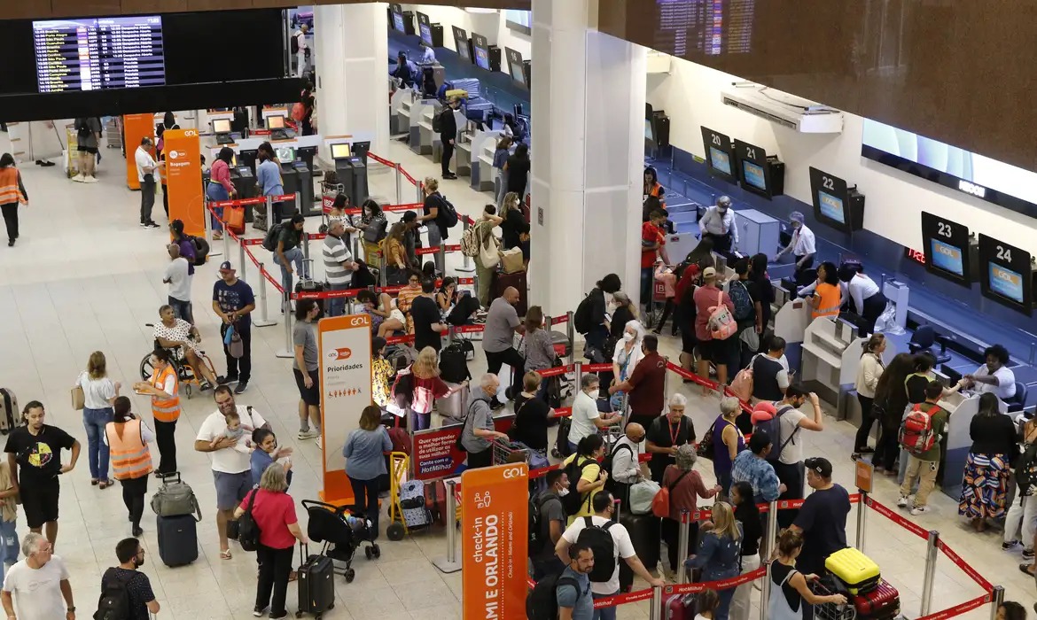 Alta no preço de passagem aérea: combustível dispara e pressiona tarifas