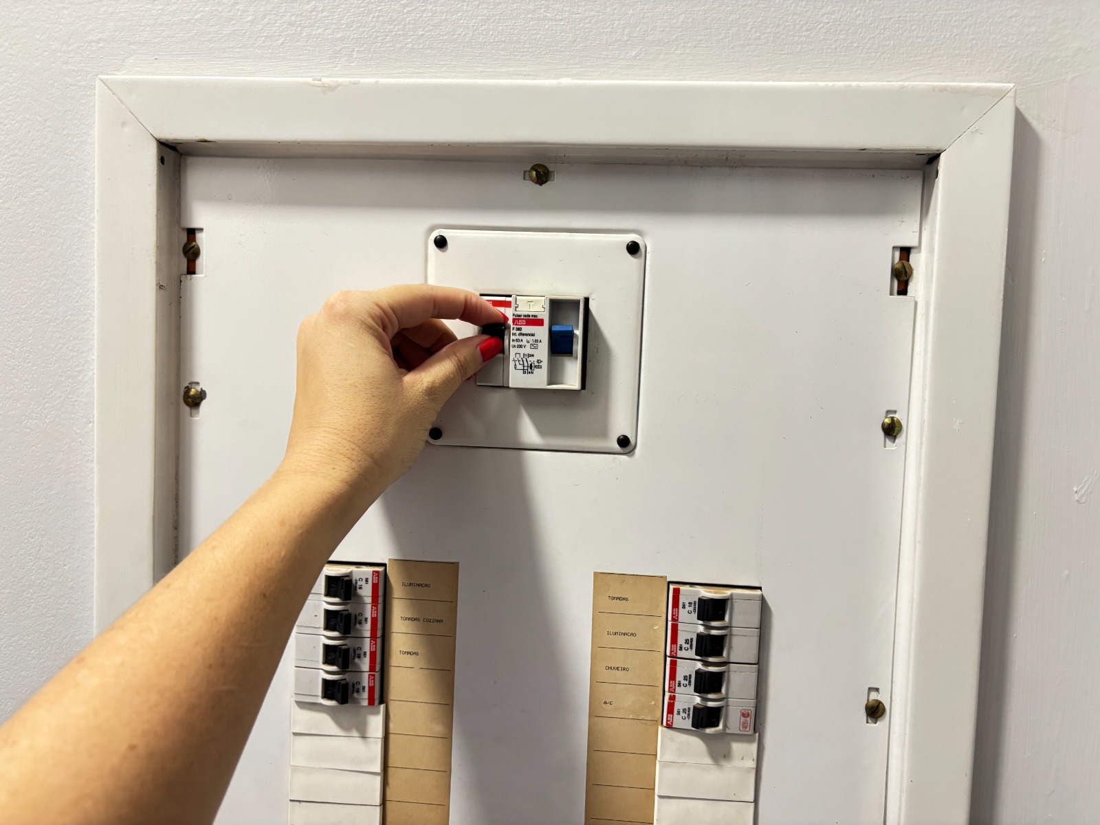 Imóveis fechados: 4 medidas simples evitam risco de incêndios elétricos e reduzem conta de luz