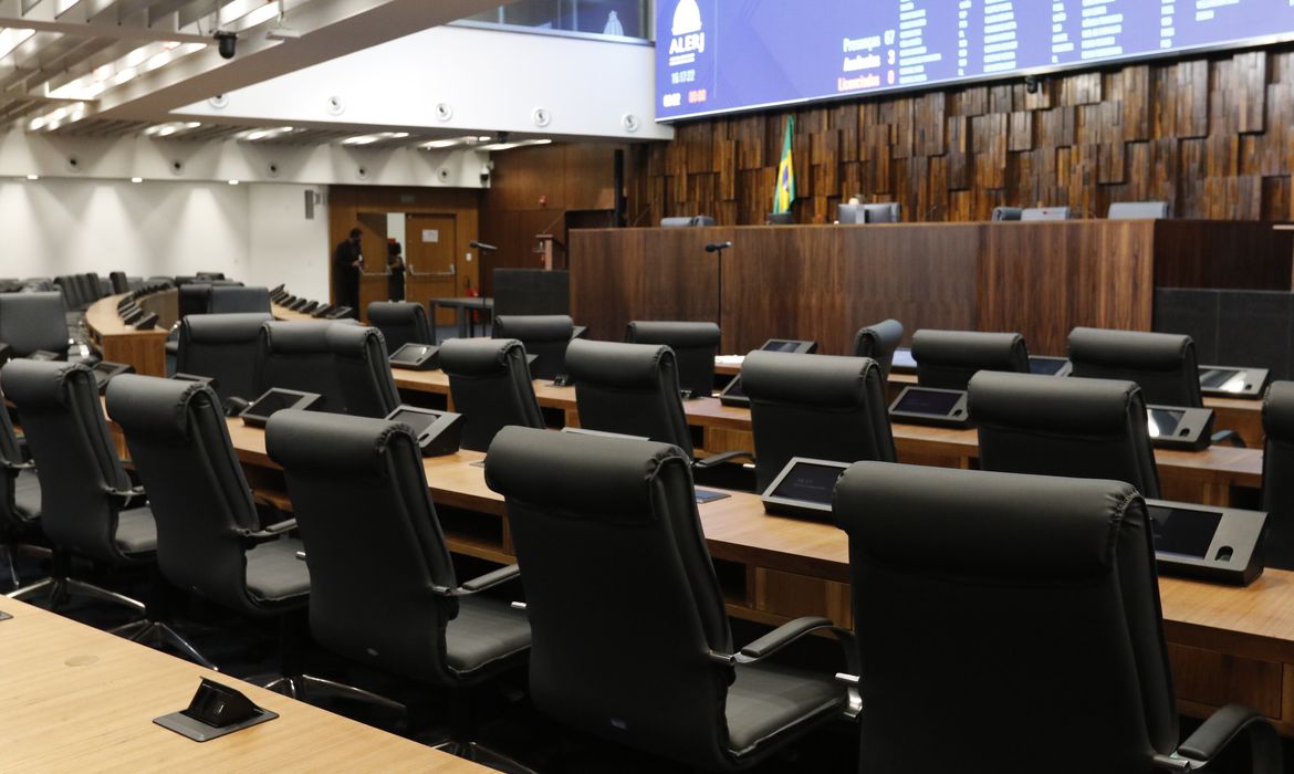 Proposições legislativas sobre IA favorecem controle e vigilância