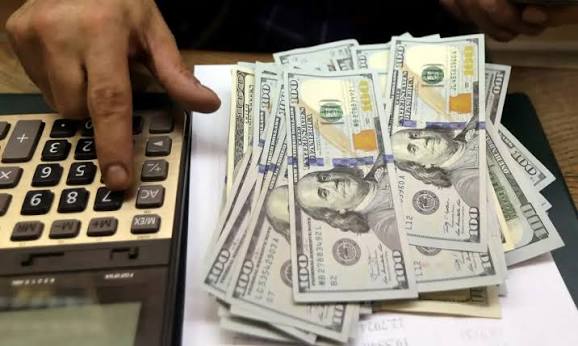 Dólar volta a R$ 5 após dois anos e atinge menor nível desde abril de 2024