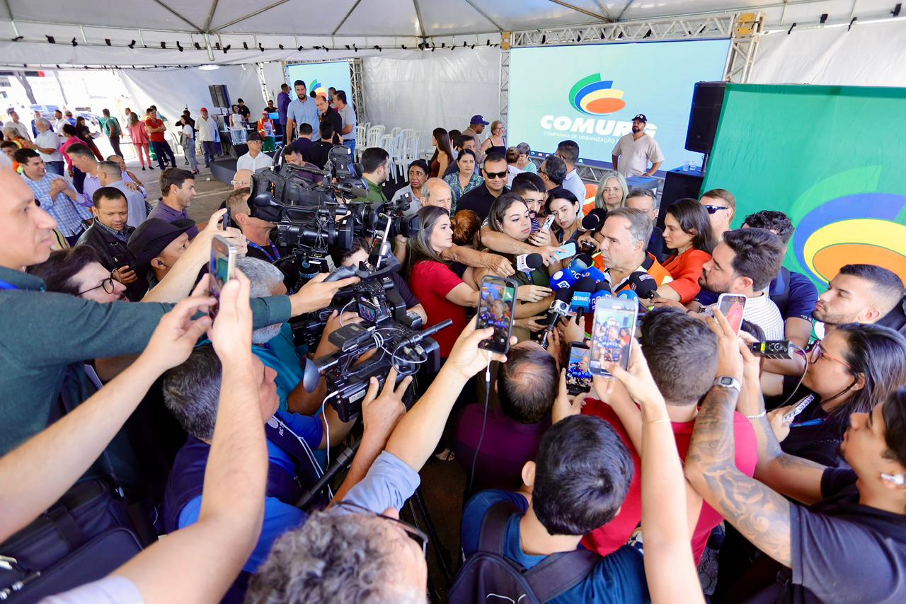 Prefeito Sandro Mabel assina contrato da Nova Comurg