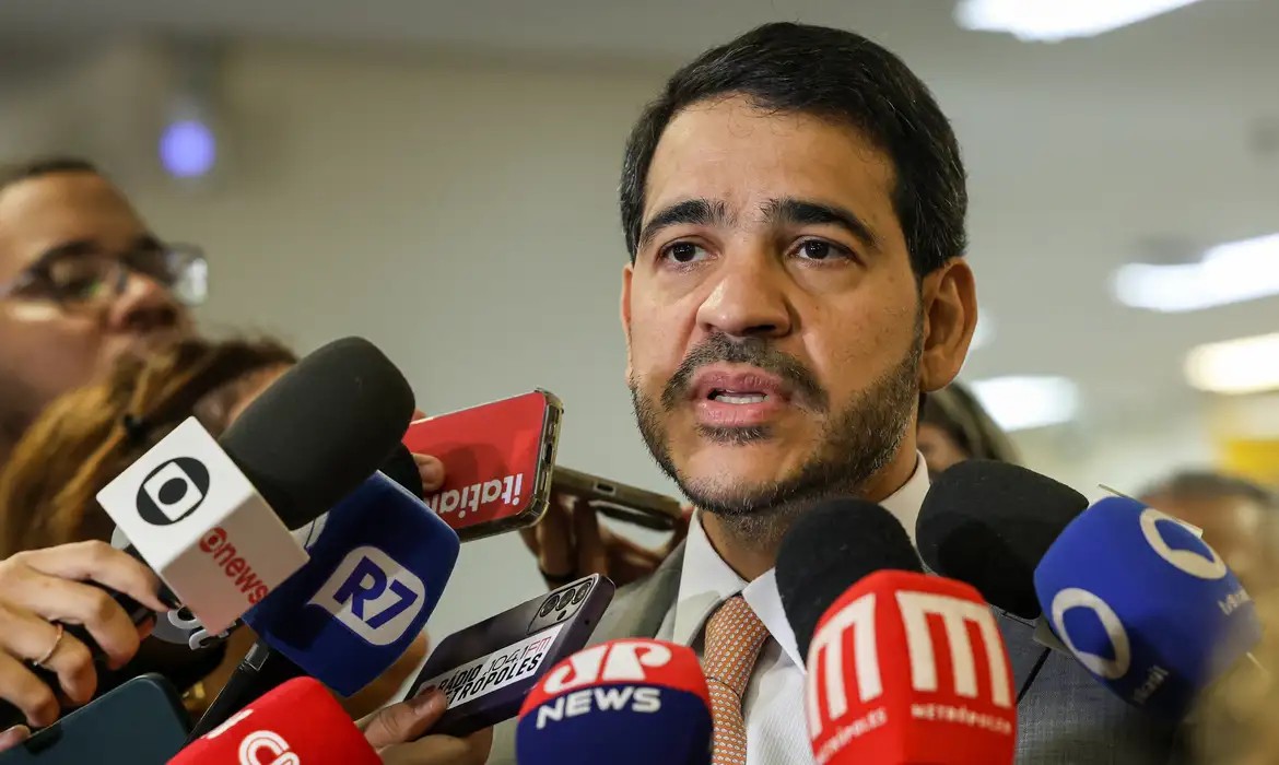 Jorge Messias avança no Senado e parecer para vaga no STF é lido na CCJ