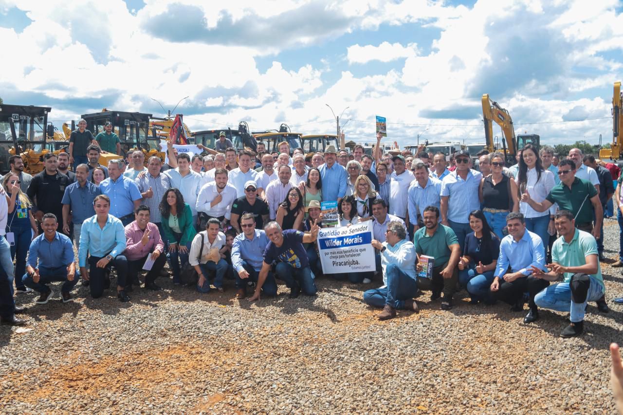 Wilder Morais atende mais 18 municípios e entidades com entrega de maquinários