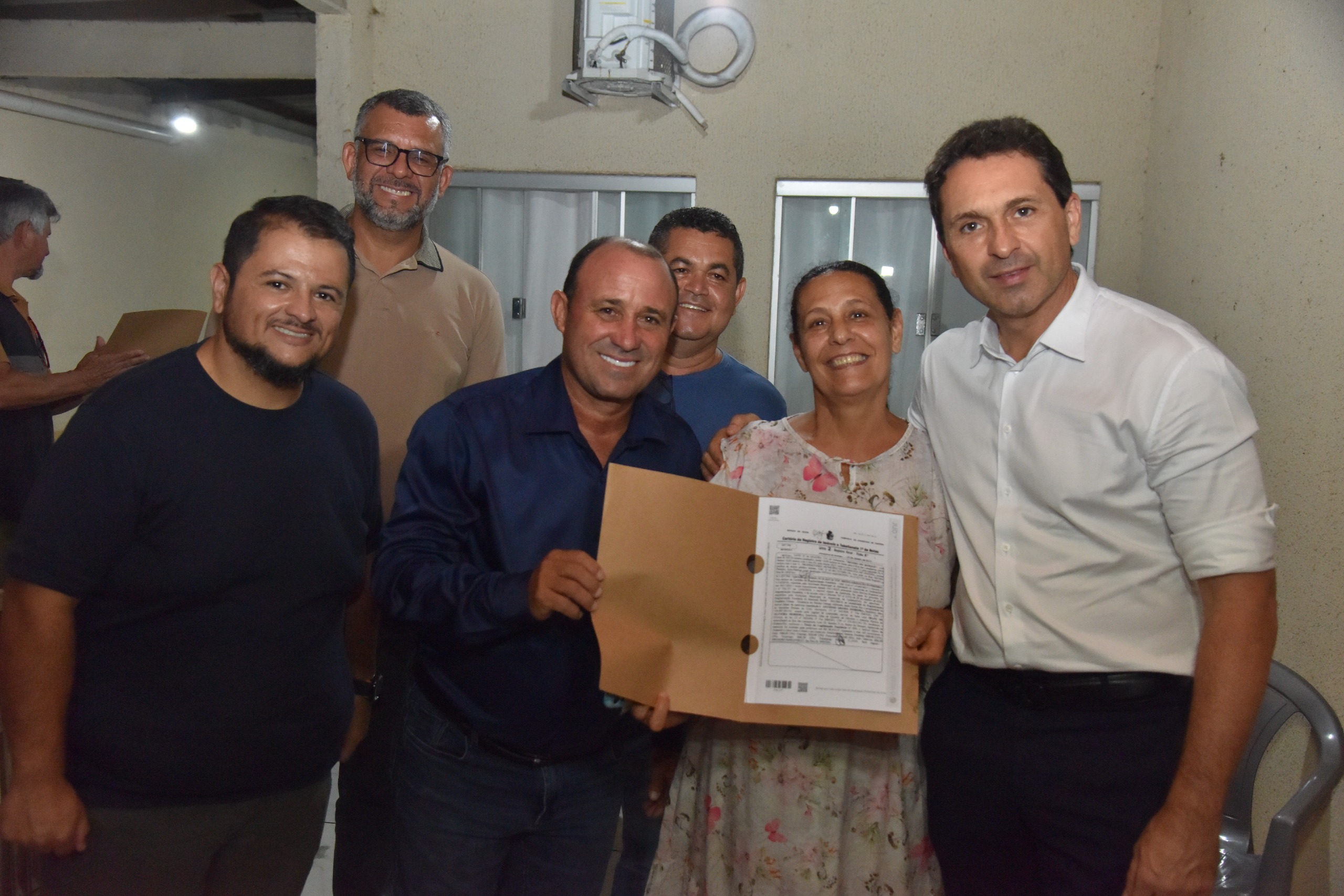 Prefeito Vilela entrega escrituras a moradores do Retiro do Bosque e consolida dignidade para famílias