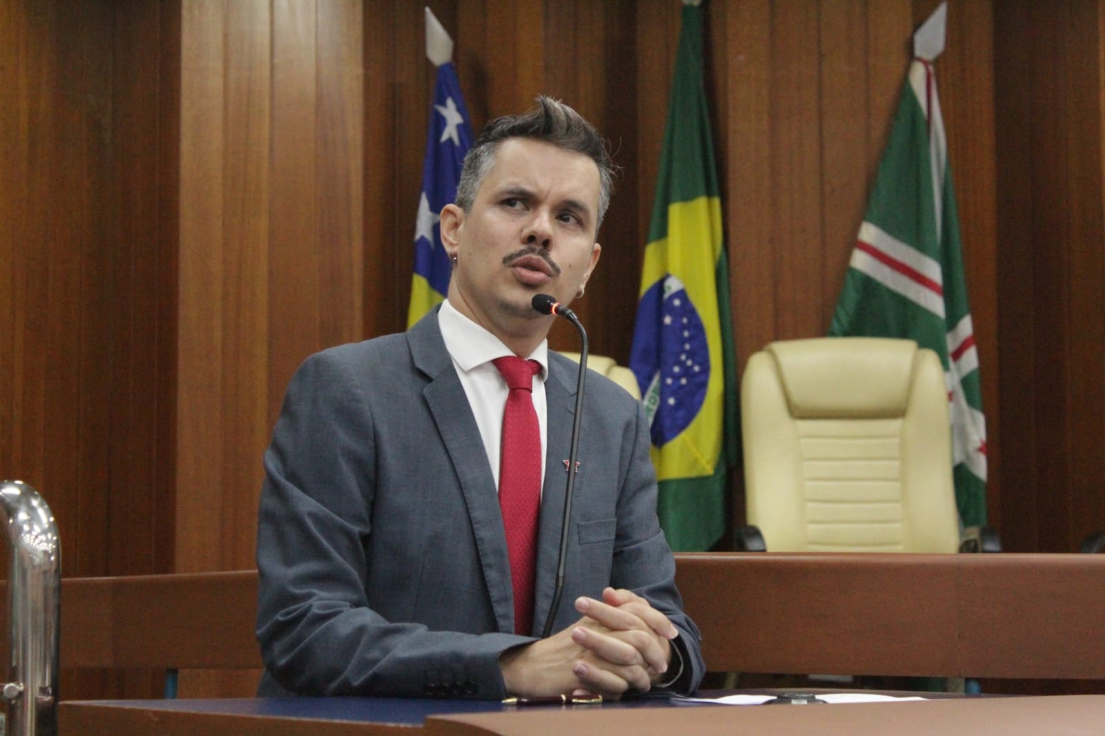 Fabrício Rosa realiza sessão de homenagem aos defensores e defensoras da democracia durante a ditadura militar