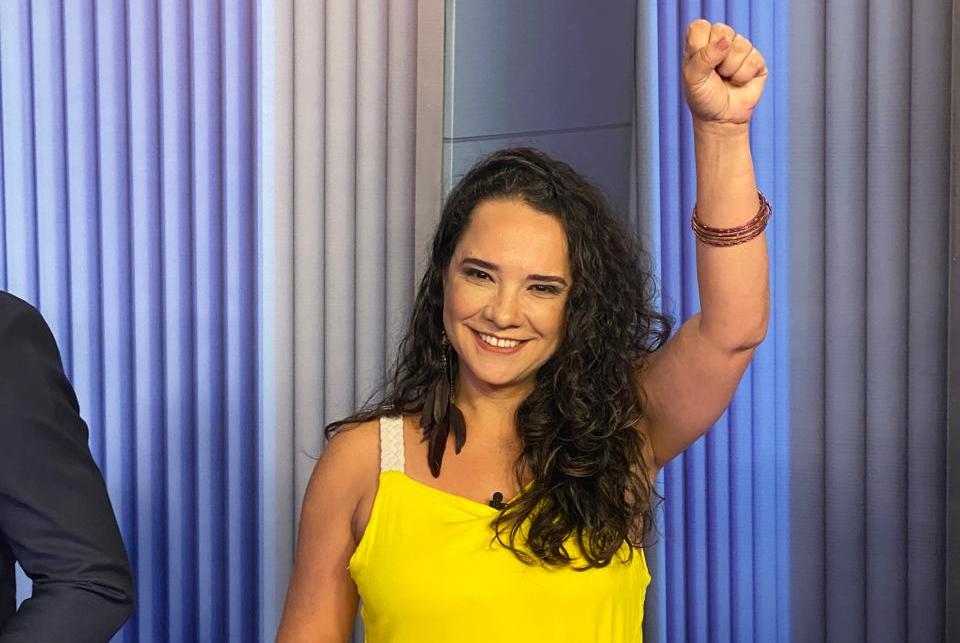 Única mulher na corrida ao governo, Cíntia Dias se destaca em pesquisa