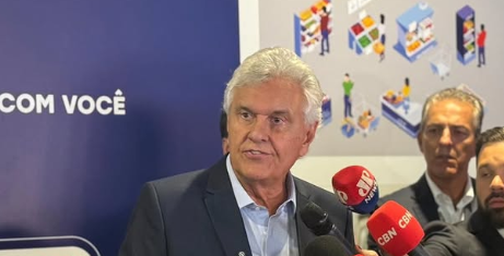 Caiado nega “patifaria” e cobra explicações de Flávio sobre Vorcaro