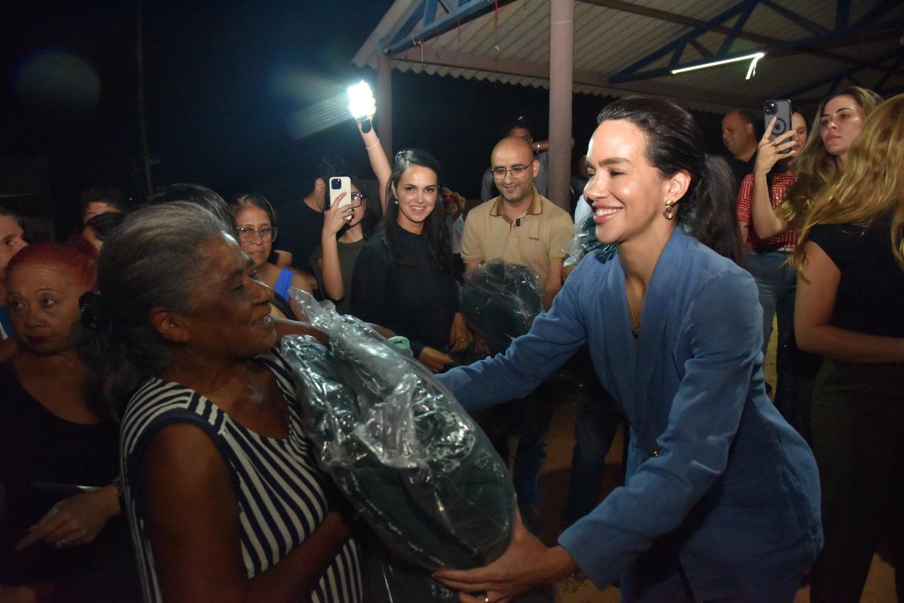 Prefeitura de Aparecida e Governo de Goiás  entregam 500 cobertores a famílias do Marília Mendonça